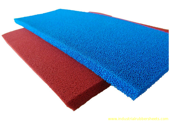 Strato aperto liscio della gomma espansa del silicone delle cellule di buona resilienza nel colore blu e rosso