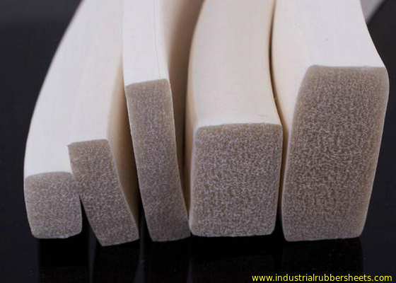 L'estrusione su misura della spugna del silicone, banda della schiuma del silicone prodotta vicino espelle o taglio