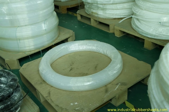 Il bianco industriale del grado ha modellato la superficie regolare PTFE di PTFE del tubo vergine della metropolitana/100%