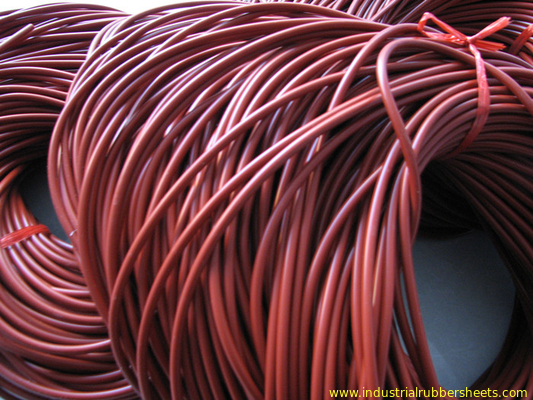 Resistenza alla trazione 7.5-9.8Mpa del cavo della gomma di silicone di resistenza di olio di colore rosso